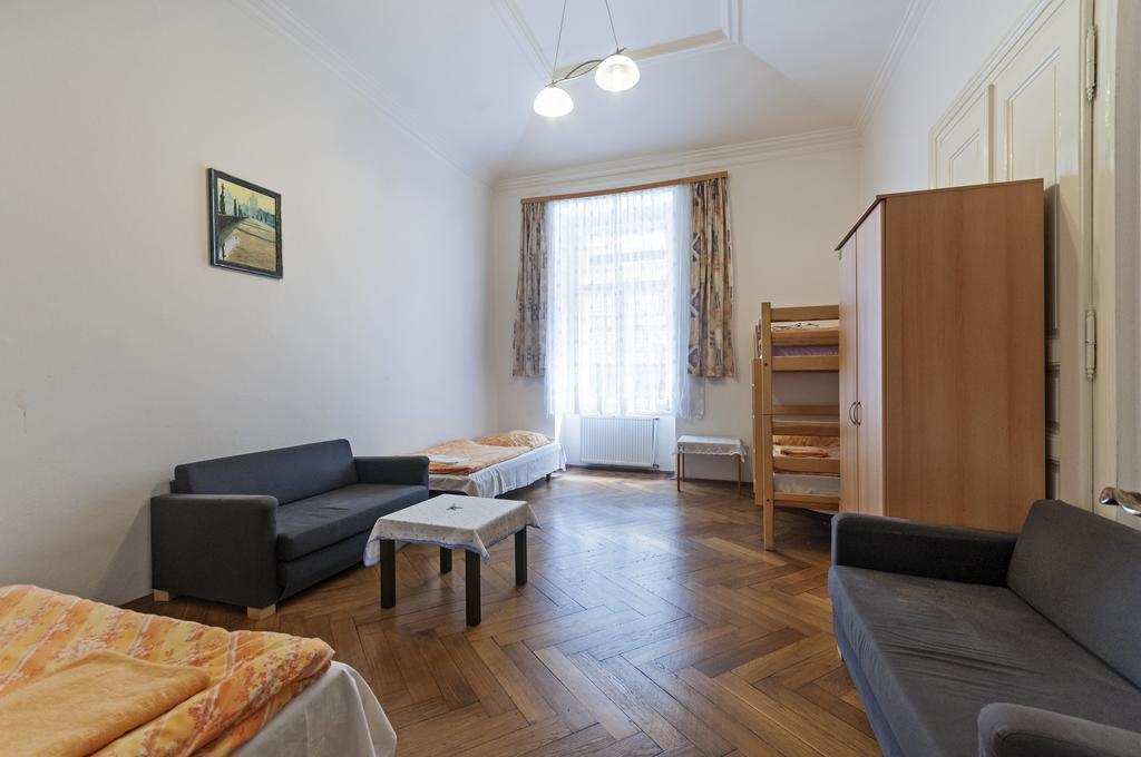 Gallery Hostel Prag Exteriör bild