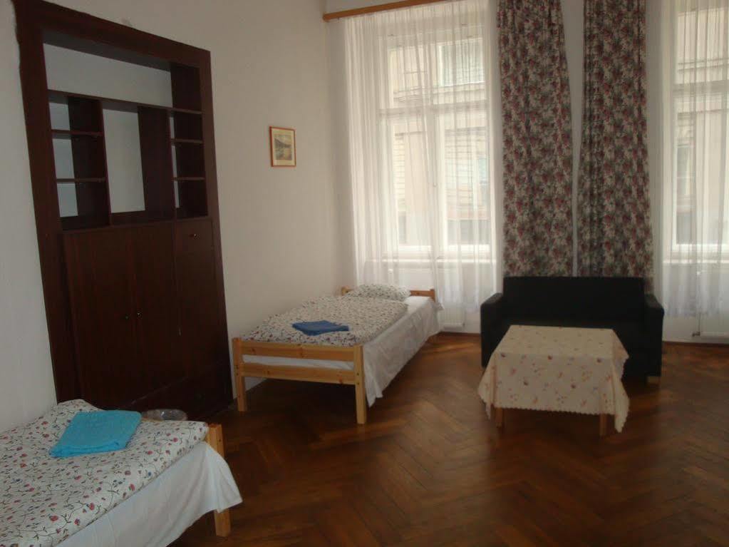 Gallery Hostel Prag Exteriör bild