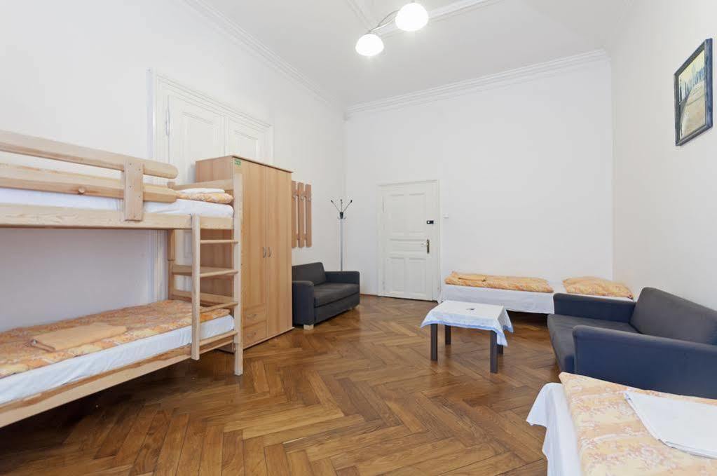 Gallery Hostel Prag Exteriör bild
